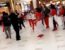 Sie wollten doch nur tanzen. Polizei stoppt Tänzer in einer Mall