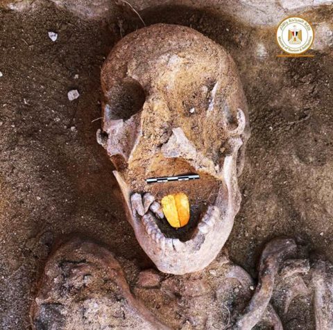 Mumie mit goldener Zunge in Ägypten gefunden . Bei Taposiris Magna Temple wurde eine 2.000 Jahre alte Mumie mit einer goldenen Zunge gefunden