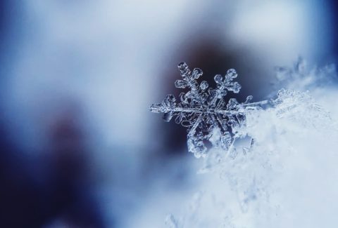 Warum sind Schneeflocken immer sechseckig und einzigartig